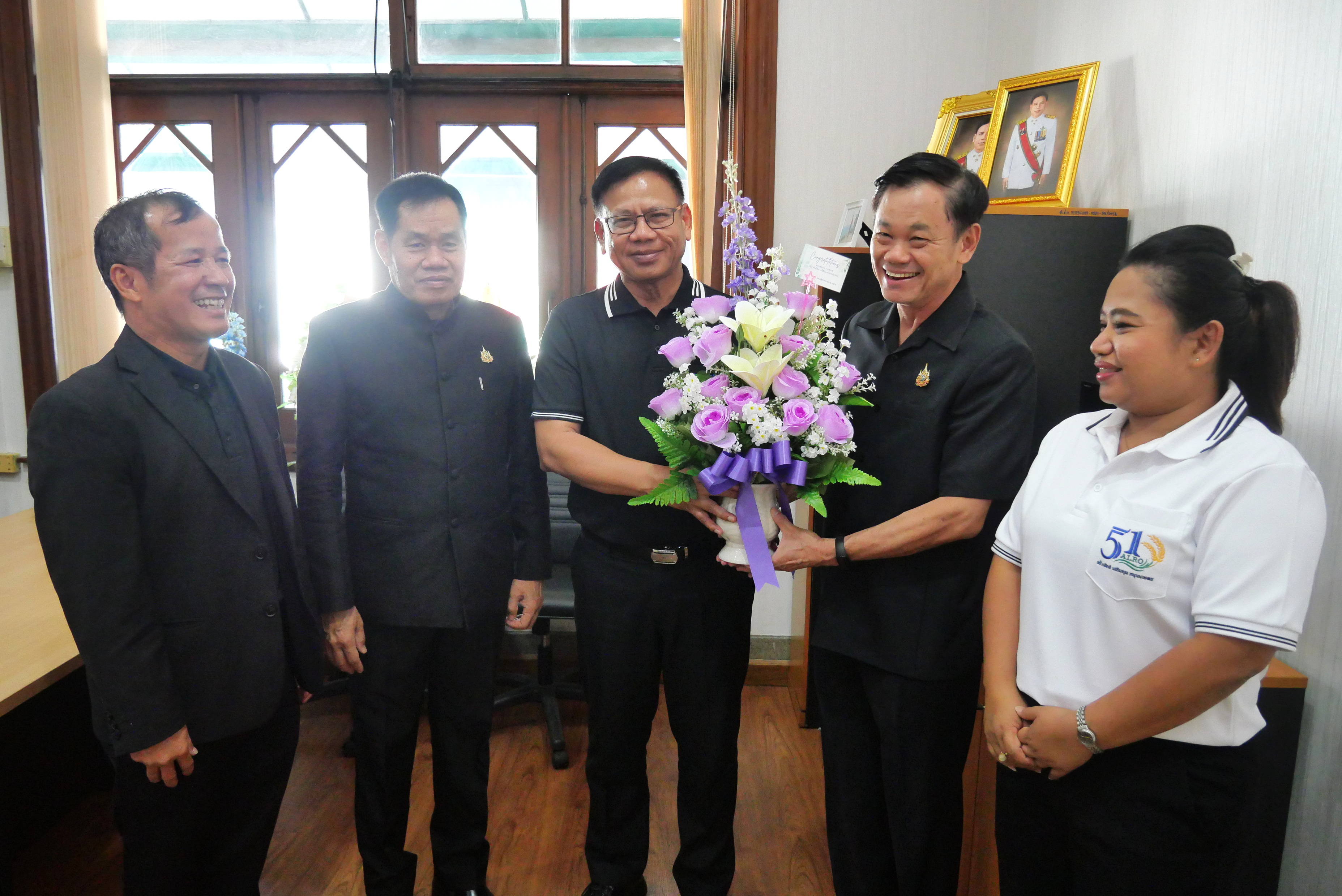 title - หัวหน้าผู้ตรวจราชการกรม พร้อมคณะเข้าแสดงความยินดีกับผู้ตรวจราชการกรม ส.ป.ก. เนื่องในโอกาสเข้ารับตำแหน่งใหม่